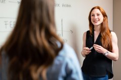 Schulungssituation, zwei Frauen vor Whiteboard.