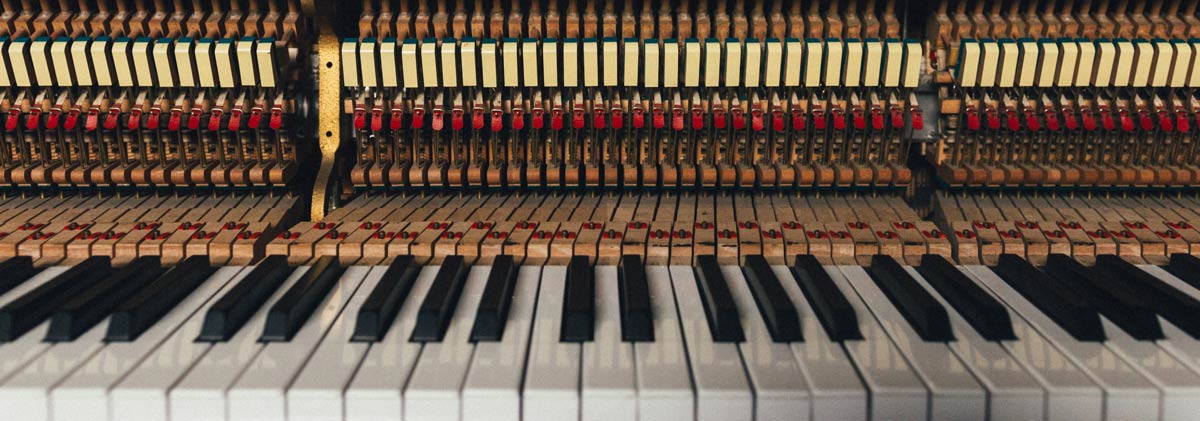 Teilansicht eines alten Klaviers, Blick auf die Tasten